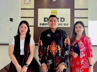 BERSAMA : Anggota DPRD Kabupaten Gumas Elvi Esie (kanan) bersama koleganya Indra H Kiaji dan Karolina, di kantor DPRD setempat, pekan lalu.