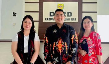 BERSAMA : Anggota DPRD Kabupaten Gumas Elvi Esie (kanan) bersama koleganya Indra H Kiaji dan Karolina, di kantor DPRD setempat, pekan lalu.