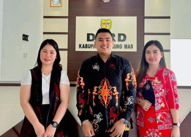 
					BERSAMA : Anggota DPRD Kabupaten Gumas Elvi Esie (kanan) bersama koleganya Indra H Kiaji dan Karolina, di kantor DPRD setempat, pekan lalu.