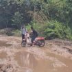 RUSAK : Kondisi ruas jalan dari Tewah menuju ke Tumbang Miri yang rusak parah dan berlumpur, Kamis, 10 Juli 2025.