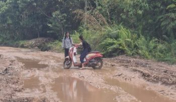 RUSAK : Kondisi ruas jalan dari Tewah menuju ke Tumbang Miri yang rusak parah dan berlumpur, Kamis, 10 Juli 2025.