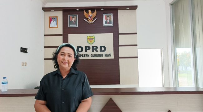FOTO : Ketua Komisi III DPRD Kabupaten Gunung Mas Iceu Purnamasari