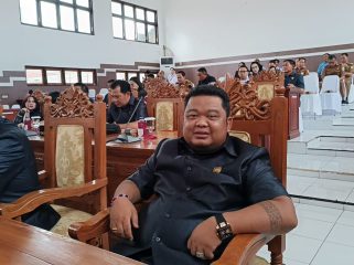 PARIPURNA : Anggota DPRD Kabupaten Gumas Tuah ketika menghadiri rapat paripurna DPRD setempat, belum lama ini.