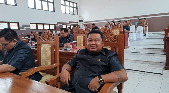 PARIPURNA : Anggota DPRD Kabupaten Gumas Tuah ketika menghadiri rapat paripurna DPRD setempat, belum lama ini.