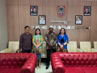 KUNJUNGAN KERJA : Anggota DPRD Kabupaten Gumas Cici Susilawati (ujung kanan) bersama koleganya, ketika melakukan kunjungan kerja ke DPRD Provinsi Kalimantan Selatan, pekan lalu.