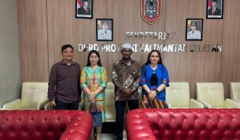 KUNJUNGAN KERJA : Anggota DPRD Kabupaten Gumas Cici Susilawati (ujung kanan) bersama koleganya, ketika melakukan kunjungan kerja ke DPRD Provinsi Kalimantan Selatan, pekan lalu.
