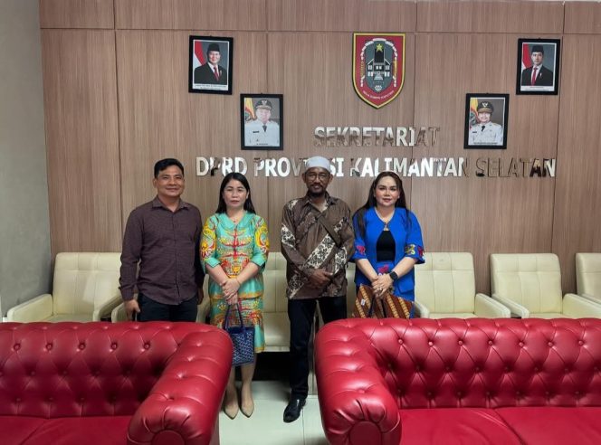 
					KUNJUNGAN KERJA : Anggota DPRD Kabupaten Gumas Cici Susilawati (ujung kanan) bersama koleganya, ketika melakukan kunjungan kerja ke DPRD Provinsi Kalimantan Selatan, pekan lalu.