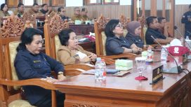 PARIPURNA : Ketua Komisi I DPRD Kabupaten Gumas Rusmila (dua dari kiri) ketika menghadiri rapat paripurna DPRD setempat, belum lama ini.