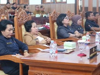 PARIPURNA : Ketua Komisi I DPRD Kabupaten Gumas Rusmila (dua dari kiri) ketika menghadiri rapat paripurna DPRD setempat, belum lama ini.