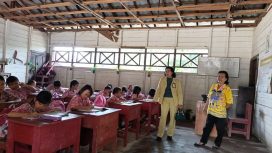 TINJAU : Anggota DPRD Kabupaten Gumas Rayaniatie Djangkan ketika meninjau bangunan ruang kelas SDN Desa Tewai Baru, Kecamatan Sepang, belum lama ini.