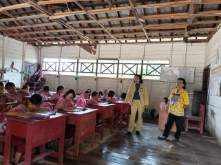 TINJAU : Anggota DPRD Kabupaten Gumas Rayaniatie Djangkan ketika meninjau bangunan ruang kelas SDN Desa Tewai Baru, Kecamatan Sepang, belum lama ini.
