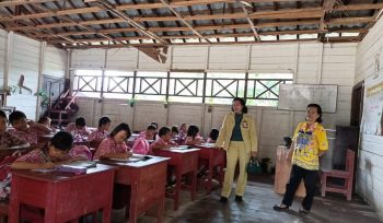 TINJAU : Anggota DPRD Kabupaten Gumas Rayaniatie Djangkan ketika meninjau bangunan ruang kelas SDN Desa Tewai Baru, Kecamatan Sepang, belum lama ini.