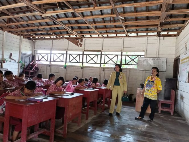 
					TINJAU : Anggota DPRD Kabupaten Gumas Rayaniatie Djangkan ketika meninjau bangunan ruang kelas SDN Desa Tewai Baru, Kecamatan Sepang, belum lama ini.