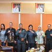 BERSAMA : Sejumlah anggota Komisi III DPRD Kabupaten Gumas berfoto bersama dengan pihak Dinas Pendidikan Provinsi Kalteng, saat melakukan kunjungan koordinasi dan konsolidasi, Jumat, 18 Juli 2025