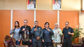 BERSAMA : Sejumlah anggota Komisi III DPRD Kabupaten Gumas berfoto bersama dengan pihak Dinas Pendidikan Provinsi Kalteng, saat melakukan kunjungan koordinasi dan konsolidasi, Jumat, 18 Juli 2025