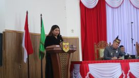 SAMPAIKAN : Juru Bicara DPRD Kabupaten Gumas Neni Yuliani ketika menyampaikan laporan hasil rapat pembahasan rancangan akhir RPJMD tahun 2025-2029, pada rapat paripurna ke-10 masa persidangan III tahun sidang 2025, Kamis, 3 Juli 2025.