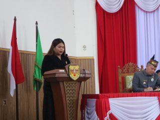 SAMPAIKAN : Juru Bicara DPRD Kabupaten Gumas Neni Yuliani ketika menyampaikan laporan hasil rapat pembahasan rancangan akhir RPJMD tahun 2025-2029, pada rapat paripurna ke-10 masa persidangan III tahun sidang 2025, Kamis, 3 Juli 2025.