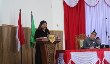 SAMPAIKAN : Juru Bicara DPRD Kabupaten Gumas Neni Yuliani ketika menyampaikan laporan hasil rapat pembahasan rancangan akhir RPJMD tahun 2025-2029, pada rapat paripurna ke-10 masa persidangan III tahun sidang 2025, Kamis, 3 Juli 2025.
