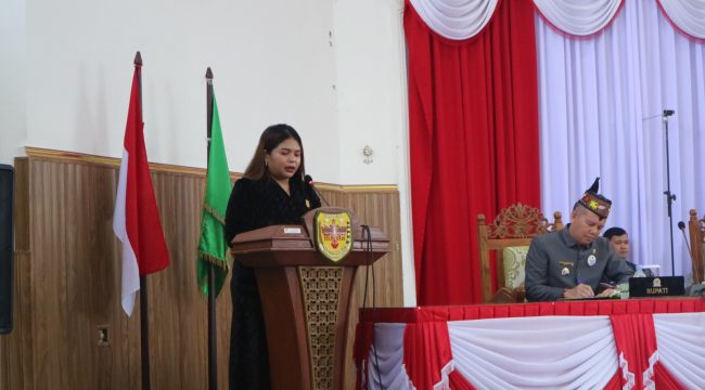 SAMPAIKAN : Juru Bicara DPRD Kabupaten Gumas Neni Yuliani ketika menyampaikan laporan hasil rapat pembahasan rancangan akhir RPJMD tahun 2025-2029, pada rapat paripurna ke-10 masa persidangan III tahun sidang 2025, Kamis, 3 Juli 2025.