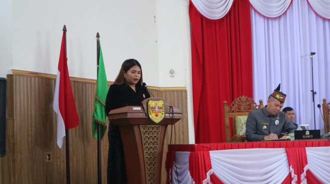
					SAMPAIKAN : Juru Bicara DPRD Kabupaten Gumas Neni Yuliani ketika menyampaikan laporan hasil rapat pembahasan rancangan akhir RPJMD tahun 2025-2029, pada rapat paripurna ke-10 masa persidangan III tahun sidang 2025, Kamis, 3 Juli 2025.