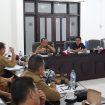 RAPAT : Ketua DPRD Kabupaten Gumas Binartha bersama anggota DPRD lainnya, ketika memimpin rapat pembahasan KUA-PPAS tahun 2026, di ruang rapat komisi DPRD setempat, Senin, 21 Juli 2025