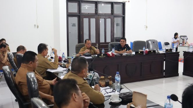 
					RAPAT : Ketua DPRD Kabupaten Gumas Binartha bersama anggota DPRD lainnya, ketika memimpin rapat pembahasan KUA-PPAS tahun 2026, di ruang rapat komisi DPRD setempat, Senin, 21 Juli 2025