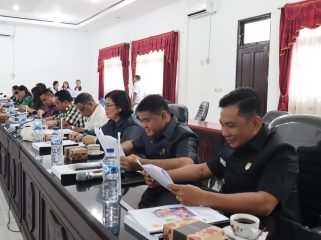 RAPAT : Anggota DPRD Kabupaten Gumas Yulius Agau (dua dari kanan) ketika mengikuti rapat di ruang rapat komisi DPRD setempat, pekan lalu.