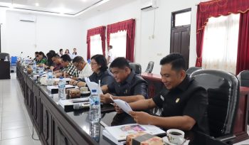 RAPAT : Anggota DPRD Kabupaten Gumas Yulius Agau (dua dari kanan) ketika mengikuti rapat di ruang rapat komisi DPRD setempat, pekan lalu.
