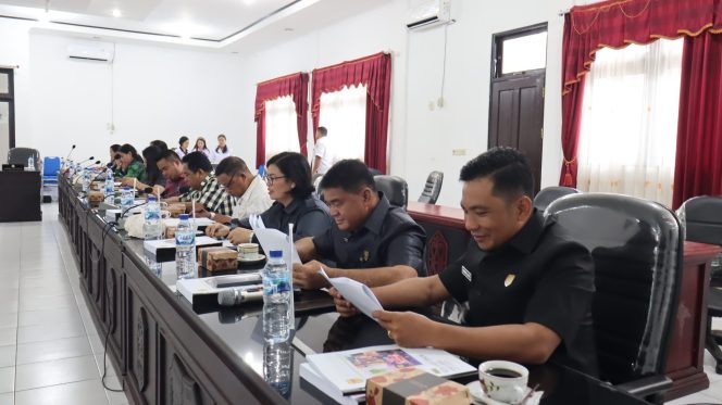 
					RAPAT : Anggota DPRD Kabupaten Gumas Yulius Agau (dua dari kanan) ketika mengikuti rapat di ruang rapat komisi DPRD setempat, pekan lalu.