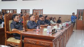 PARIPURNA : Anggota DPRD Kabupaten Gumas Herbert Y Asin (ujung kiri) ketika menghadiri rapat paripurna DPRD setempat, belum lama ini.