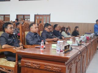 PARIPURNA : Anggota DPRD Kabupaten Gumas Herbert Y Asin (ujung kiri) ketika menghadiri rapat paripurna DPRD setempat, belum lama ini.