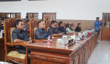 PARIPURNA : Anggota DPRD Kabupaten Gumas Herbert Y Asin (ujung kiri) ketika menghadiri rapat paripurna DPRD setempat, belum lama ini.