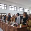 PARIPURNA : Anggota DPRD Kabupaten Gumas Iceu Purnamasari (dua dari kanan) menghadiri rapat paripurna DPRD setempat, pekan lalu.