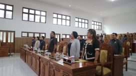 PARIPURNA : Anggota DPRD Kabupaten Gumas Iceu Purnamasari (dua dari kanan) menghadiri rapat paripurna DPRD setempat, pekan lalu.
