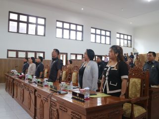 PARIPURNA : Anggota DPRD Kabupaten Gumas Iceu Purnamasari (dua dari kanan) menghadiri rapat paripurna DPRD setempat, pekan lalu.