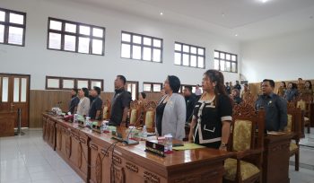 PARIPURNA : Anggota DPRD Kabupaten Gumas Iceu Purnamasari (dua dari kanan) menghadiri rapat paripurna DPRD setempat, pekan lalu.