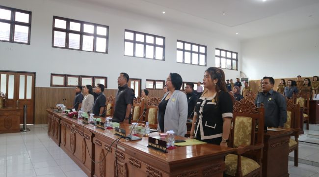 PARIPURNA : Anggota DPRD Kabupaten Gumas Iceu Purnamasari (dua dari kanan) menghadiri rapat paripurna DPRD setempat, pekan lalu.