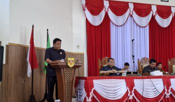 PANDANGAN UMUM : Juru Bicara Fraksi Partai Golkar DPRD Kabupaten Gumas Charles Frengki ketika menyampaikan pandangan umum atas penyampaian Pidato Pengantar Bupati terhadap Rancangan Akhir RPJMD tahun 2025-2029, di rapat paripurna ke-8 masa persidangan III tahun sidang 2025, Selasa, 1 Juli 2025