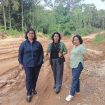 BERSAMA : Anggota DPRD Kabupaten Gumas Rayaniatie Djangkan (tengah) bersama koleganya Rusmila (kanan) dan Lelie (kiri) dalam suatu kegiatan, belum lama ini.