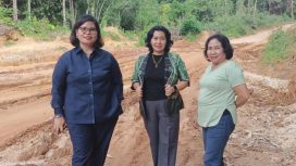 BERSAMA : Anggota DPRD Kabupaten Gumas Rayaniatie Djangkan (tengah) bersama koleganya Rusmila (kanan) dan Lelie (kiri) dalam suatu kegiatan, belum lama ini.
