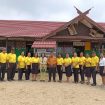 BERSAMA : Anggota DPRD Kabupaten Gumas Rayaniatie Djangkan bersama Kepala Disdikpora Aprianto, ketika berfoto bersama dengan para guru dan peserta didik SDN Tewai Baru, Kecamatan Sepang, belum lama ini.