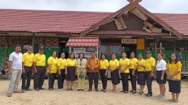 BERSAMA : Anggota DPRD Kabupaten Gumas Rayaniatie Djangkan bersama Kepala Disdikpora Aprianto, ketika berfoto bersama dengan para guru dan peserta didik SDN Tewai Baru, Kecamatan Sepang, belum lama ini.
