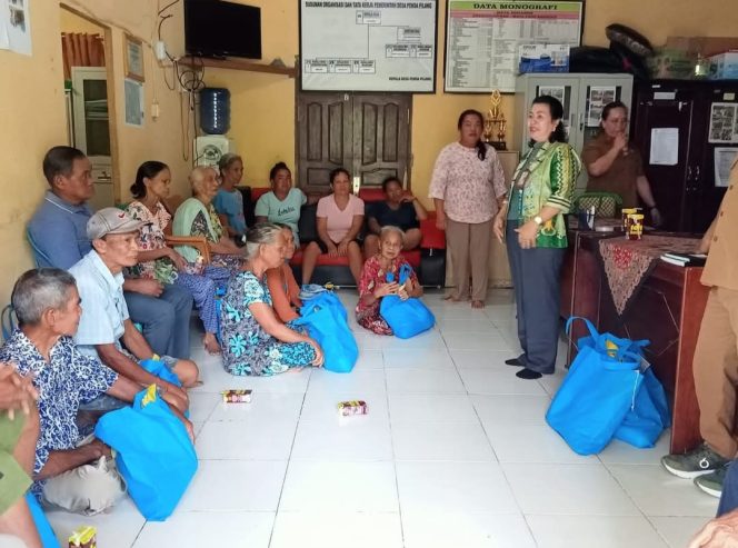 
					BERBINCANG : Anggota DPRD Kabupaten Gumas Rayaniatie Djangkan (batik hijau) ketika berbincang dengan masyarakat Desa Penda Pilang, Kecamatan Kurun, belum lama ini.