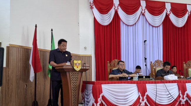 PANDANGAN UMUM : Juru Bicara Fraksi Partai Golkar DPRD Kabupaten Gumas Charles Frengki ketika menyampaikan pandangan umum atas penyampaian Pidato Pengantar Bupati terhadap Rancangan Akhir RPJMD tahun 2025-2029, di rapat paripurna ke-8 masa persidangan III tahun sidang 2025, Selasa, 1 Juli 2025