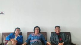 BERSAMA : Anggota DPRD Kabupaten Gumas Rayaniatie Djangkan (ujung kiri) bersama Wakil Bupati Efrensia LP Umbing dalam suatu acara, belum lama ini.