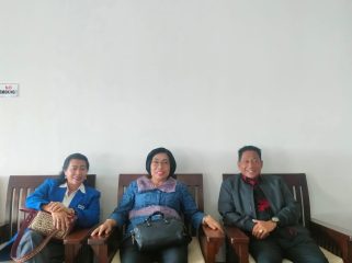 BERSAMA : Anggota DPRD Kabupaten Gumas Rayaniatie Djangkan (ujung kiri) bersama Wakil Bupati Efrensia LP Umbing dalam suatu acara, belum lama ini.