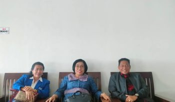 BERSAMA : Anggota DPRD Kabupaten Gumas Rayaniatie Djangkan (ujung kiri) bersama Wakil Bupati Efrensia LP Umbing dalam suatu acara, belum lama ini.