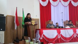 SAMPAIKAN : Juru Bicara Fraksi Partai Demokrat DPRD Kabupaten Gumas Neni Yuliani ketika menyampaikan pandangan umum, pada rapat paripurna DPRD setempat, pekan lalu.