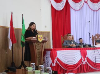SAMPAIKAN : Juru Bicara Fraksi Partai Demokrat DPRD Kabupaten Gumas Neni Yuliani ketika menyampaikan pandangan umum, pada rapat paripurna DPRD setempat, pekan lalu.