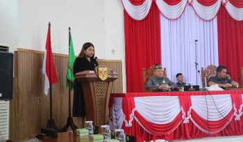 SAMPAIKAN : Juru Bicara Fraksi Partai Demokrat DPRD Kabupaten Gumas Neni Yuliani ketika menyampaikan pandangan umum, pada rapat paripurna DPRD setempat, pekan lalu.